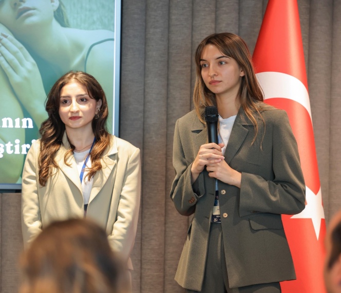 İki kadın girişimci etkinlikte konuşurken