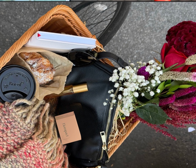 Bisiklet sepetinde çiçekler ve kitaplar